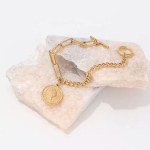 Bracelet personnalisé en acier inoxydable plaqué or 18 carats avec pendentif pièce de monnaie – Bijoux élégants et tendance en gros - Product Image 2