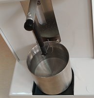 Machine de traitement de surface pour abutments dentaires, dispositif de polissage électrolytique pour la coloration et l'élimination des oxydes des abutments en titane