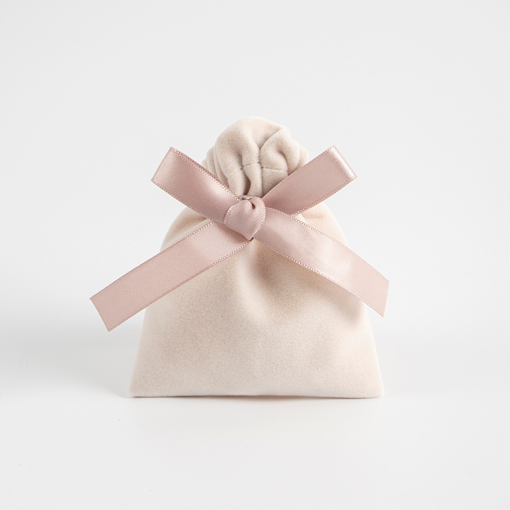 Bolso beige con cinta rosa