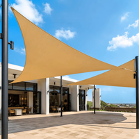 Restoran terasları, kafe avluları ve otel verandaları için özel bej UV-stabilize HDPE üçgen gölgelik.