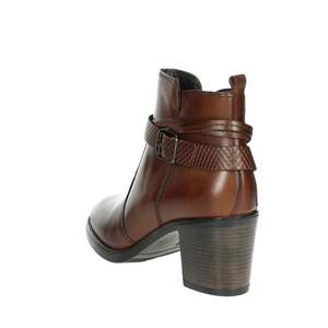 Botines de Mujer Cinzia Soft Marrón IS380527 de Cuero con Hebilla y Tacón Estilo Chukka - Product Image 1
