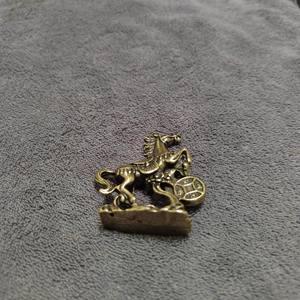 सिक्कों के लिए भाग्यशाली मूर्ति फेंग शुई डेस्क आभूषण राशि पशु मूर्तियों पर पीतल का घोड़ा कदम - Product Image 5