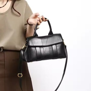 กระเป๋าถือผู้หญิงหนัง PU ปรับได้สายเดี่ยวความจุขนาดใหญ่บุพีวีซีมีซิปปิดสำหรับฤดูใบไม้ร่วงฤดูหนาวฤดูร้อนฤดูใบไม้ร่วง - Product Image 1