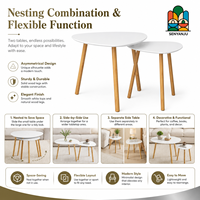 Ensemble de deux tables basses en forme de galet avec plateau blanc et trois pieds en bois, style scandinave moderne pour salon