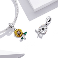 Breloque tournesol plaquée argent avec centre en strass de cristal, feuilles vertes, pendentif floral classique pour cadeau unisexe