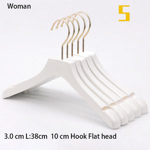 Perchas de <span class=keywords><strong>madera</strong></span> negras personalizadas con LOGO, gancho cuadrado dorado, para pantalones, camisas, con barras blancas estables para ropa de armario - Product Image 2