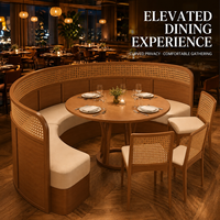 Banquette à dossier haut avec dossier en rotin et assise crème, table ronde en bois avec chaises et tables à piétement en bois pour la restauration et l'hôtellerie