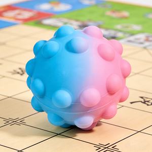 ลูกบอลบีบคลายเครียดซิลิโคนพิมพ์ลายโลโก้ตามสั่ง สีสันปรับแต่งได้ รับทำตามขนาดที่ต้องการ สำหรับใช้เป็นของแจกส่งเสริมการขาย - Product Image 3