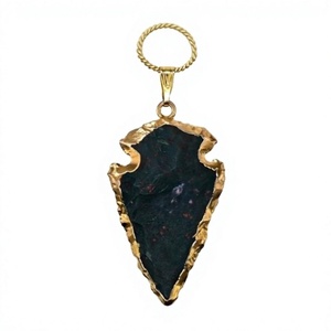 Pendentif en forme de pointe de flèche en pierre de sang plaqué or poli fait main, bijou en quartz, Inde, Feng Shui - Product Image 1