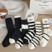 Nouvelles chaussettes d'hiver en nylon mi-mollet épaisses décontractées à rayures noires et blanches, style slouchy en tissu éponge