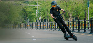 Trottinette électrique G2 Master Dual Drive avec freins à disque avant/arrière, pliage rapide, étanche IPX4, suspension intégrale, cadre en aluminium, idéale pour la ville - Product Image 4