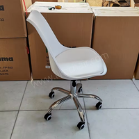 Chaise de bureau contemporaine pivotante et réglable avec siège en plastique, coussin en PU et roulettes
