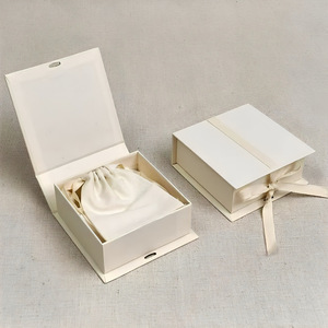 Boîte à bijoux élégante personnalisée <span class=keywords><strong>en</strong></span> carton avec impression bronzée, doublure <span class=keywords><strong>en</strong></span> <span class=keywords><strong>aluminium</strong></span>, boîte cadeau <span class=keywords><strong>en</strong></span> forme de livre rose, ruban à nœud - Product Image 1