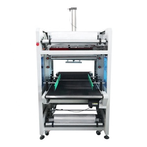 Machine d'emballage et de conditionnement entièrement automatique pour barquettes en carton, boîtes en carton et manchons, avec film rétractable PE et convoyeur à bande - Product Image 2