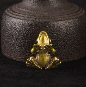 Décoration de bureau en cuivre massif en forme de petite grenouille, mini-ornements créatifs en métal pour bureau - Product Image 6