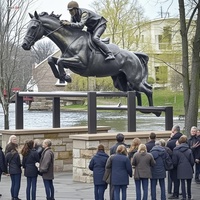 Décor de jardin public de station personnalisée moderne grande statue équestre en métal coulé en laiton géant Bronze saut cheval Jocky Statue Sculpture