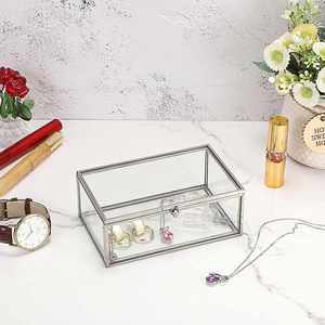 Boîte à bijoux vintage rectangulaire en verre transparent avec cadre en métal argenté et couvercle à charnières pour souvenir de mariage ou rangement de décoration intérieure - Product Image 1