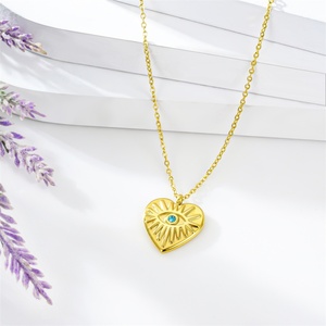 Collier pendentif en chaîne à maillons avec breloque en forme de cœur en acier inoxydable plaqué or pour l'anniversaire des femmes - Product Image 4