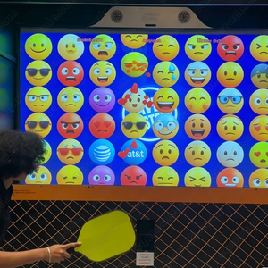 Jeux interactifs muraux de pickleball AR pour plusieurs joueurs, entraînement simulé de pickleball en salle avec 20 jeux de projection interactive - Product Image 1