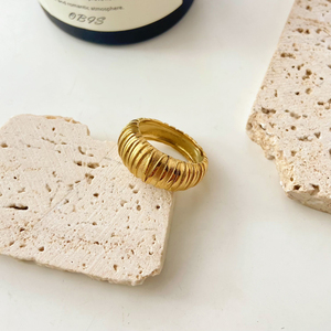 Bague plissée pain potelé Bijoux en acier au titane Bague en <span class=keywords><strong>or</strong></span> <span class=keywords><strong>18</strong></span> <span class=keywords><strong>carats</strong></span> galvanisée en acier inoxydable pvd à la mode - Product Image 2