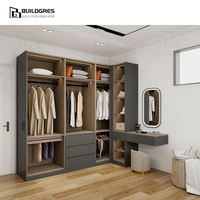 Système de dressing d'angle en bois en forme de L moderne avec portes coulissantes, design modulaire et coiffeuse intégrée