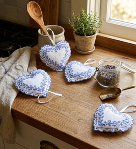 Sachet parfumé personnalisé en lin brodé avec bord festonné et motif cœur, vente en gros - Product Image 2