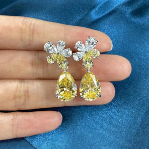 Boucles d'oreilles pendantes fleuris en alliage jaune avec zircon taillé en poire et strass, bijoux romantiques pour femme pour les soirées - Product Image 4