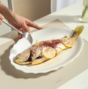 Assiette à poisson en céramique gaufrée motif tartan classique, plat de service de luxe en dentelle blanche, assiette de dîner haut de gamme pour poisson vapeur, pour la maison et l'hôtellerie - Product Image 6