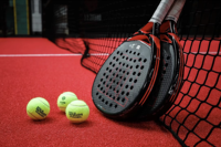 Terrain de padel panoramique extérieur haut de gamme bleu, terrain de tennis individuel avec gazon artificiel de 12 mm de hauteur pour usage sportif et construction.