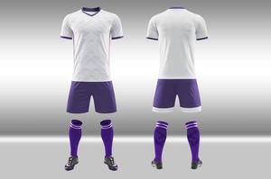 เสื้อฟุตบอลผู้ชายขายส่งจากโรงงาน ปี 2026 กางเกงขาสั้นและถุงเท้าแบบกำหนดเอง โพลีเอสเตอร์ 100% พิมพ์ลายด้วยความร้อน คอกลม ตัดต่อสี - Product Image 3