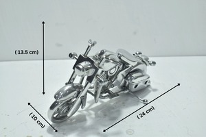Modèle d'avion aquatique élégant en aluminium plaqué argent, très demandé, pour la décoration de maisons, bureaux et hôtels de luxe, en vente - Product Image 4