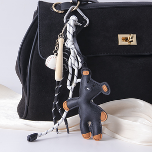 Porte-clés de voiture et pendentif de sac en cuir d'animal durable et écologique, en forme d'ours, personnalisable en gros pour la décoration - Product Image 3