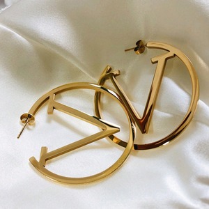 18 Karat vergoldeter Edelstahl V Anfangs ohrringe Ethnischer Stil A-Z Brief haken Hypo allergene personal isierte Initialen - Product Image 2