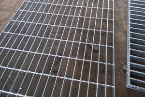 Caillebotis en acier pour <span class=keywords><strong>canal</strong></span> de drainage Fourniture d'usine de matériaux de construction en métal de haute qualité Caillebotis en acier galvanisé à chaud - Product Image 4