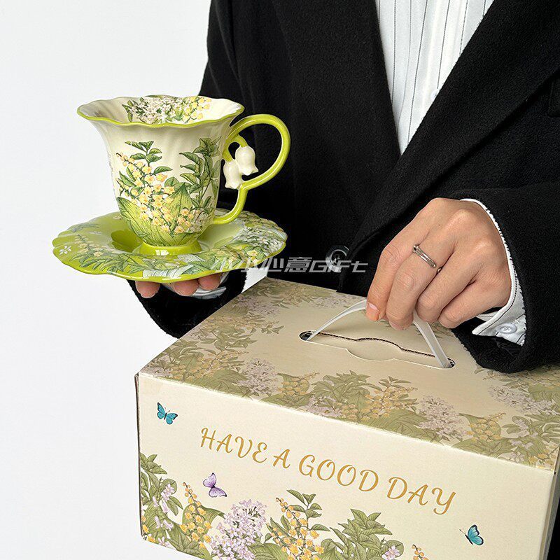Tazza e piattino con motivo floreale in rilievo - Confezione regalo