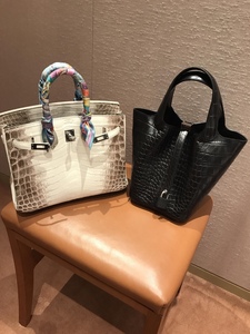 Sac fourre-tout mat uni blanc et marron en similicuir façon croco avec doublure en polyester et poignée supérieure en métal argenté - Product Image 3