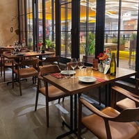 Ensemble table et chaises en bois massif rustique et industriel moderne pour restaurants occidentaux et bars à musique japonaise pour bars à thé hôpitaux