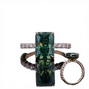 Bague de fiançailles en or jaune 14 carats avec émeraude verte de 2 carats cultivée en laboratoire et diamants de laboratoire sur les côtés, cadeau romantique pour mariage - Product Image 4