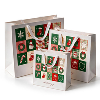 Sacs cadeaux en papier de Noël en gros avec poignée en corde, sacs d'emballage en papier kraft, sacs en papier personnalisés avec logo pour cadeaux et shopping