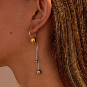 Orecchini da donna di alta gamma, di nicchia, transfrontalieri, con nappe a sfera in metallo color block, in acciaio inossidabile placcato oro 18K - Product Image 1