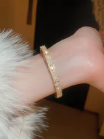 XIXI Vente en Gros Designer Luxe Plaqué Or 18K Cuivre Coque Trèfle Creux Zircon Femmes Mode Bijoux Bracelets Joncs