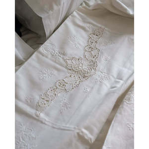 Set Letto Matrimoniale Fatto a Mano in Cotone e Lino con Pizzo di Burano e Ricamo a Punto Raso - Product Image 3