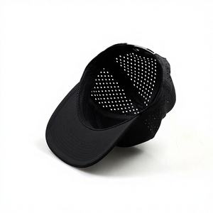 Gorra de Camionero de 6 Paneles de Alta Calidad con Logotipo de Goma de Silicona Personalizado, Visera Plana y Perforaciones Láser, Venta Caliente de Fábrica - Product Image 2