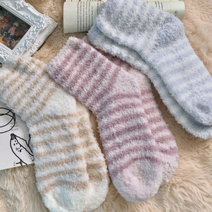 Chaussettes mi-mollet en polaire d'agneau rayées aux couleurs bonbon, épaisses et chaudes, pour la maison, pour femmes, automne-hiver, thermo - Product Image 1