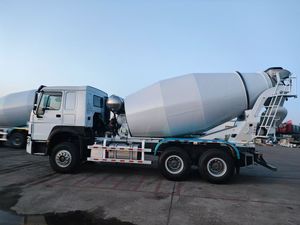 Camión Mezclador SINOTRUK HOWO a Precio Económico, Bajo Kilometraje, Usado, 6x4, 371HP, Mezclador de Concreto para Construcción de Infraestructuras - Product Image 4