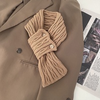 Écharpe courte en tricot torsadé doux pour femme avec boutons décoratifs, cache-cou rétro en tricot torsadé pour l'automne et l'hiver