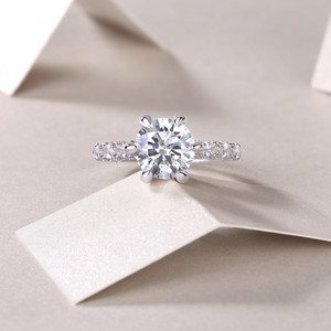Anillo de Compromiso de Plata de Ley S925 con Moissanita, Corte Brillante Redondo, Engaste de Garras, Banda Pavé, Joyería Clásica para Mujer - Product Image 5