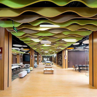 Panneau en aluminium incurvé 3D sur mesure pour design de plafond ondulé, finition grain de bois, support structurel haute résistance, livraison directe d'usine