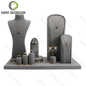Présentoirs à bijoux en suède gris, personnalisables (logo, dimensions, finition) pour vitrine de bijouterie haut de gamme - Product Image 6