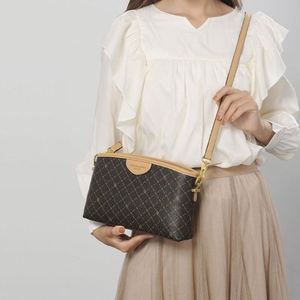 Sac fourre-tout en cuir vintage à bandoulière pour femme, nouveau design haut de gamme, imprimé, avec broderie décorative et doubles poignées, vente en gros - Product Image 3